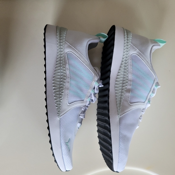 Puma sport shoes size 9, new but no box - Picture 2 of 7